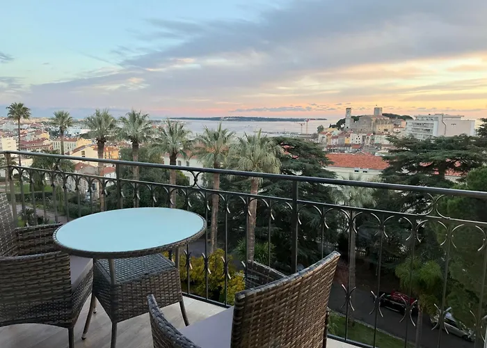 Newly Renovated! Harbour View On Balcony Terrace