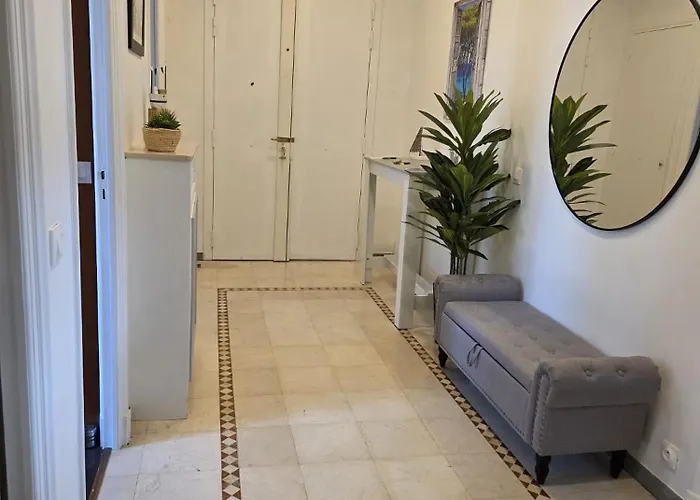 Newly Renovated! Harbour View On Balcony Terrace *